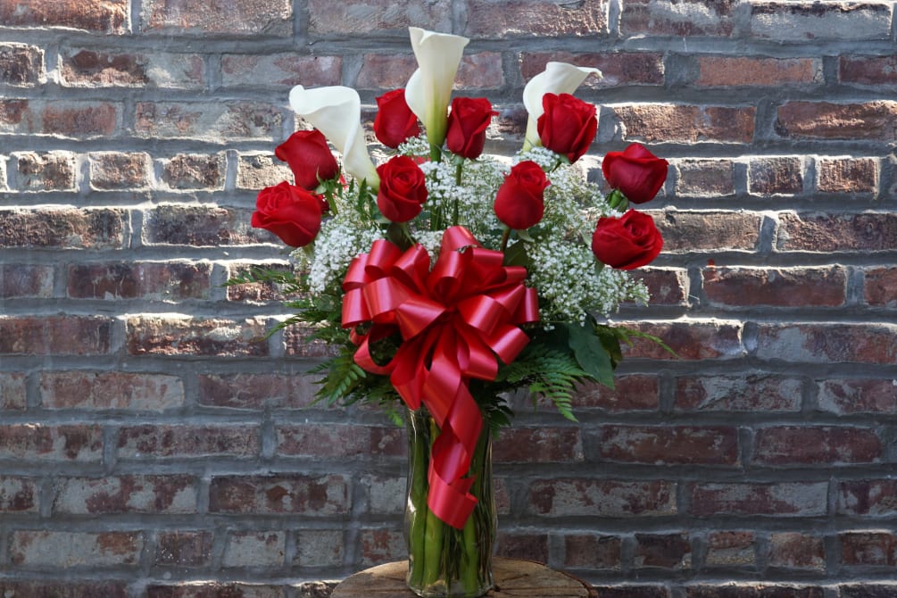 A classic combo that always impresses: red roses &amp; white calla lilies.
