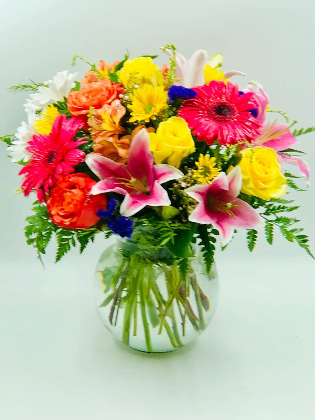 this arrangement has a  beautiful assorted   fresh flowers !