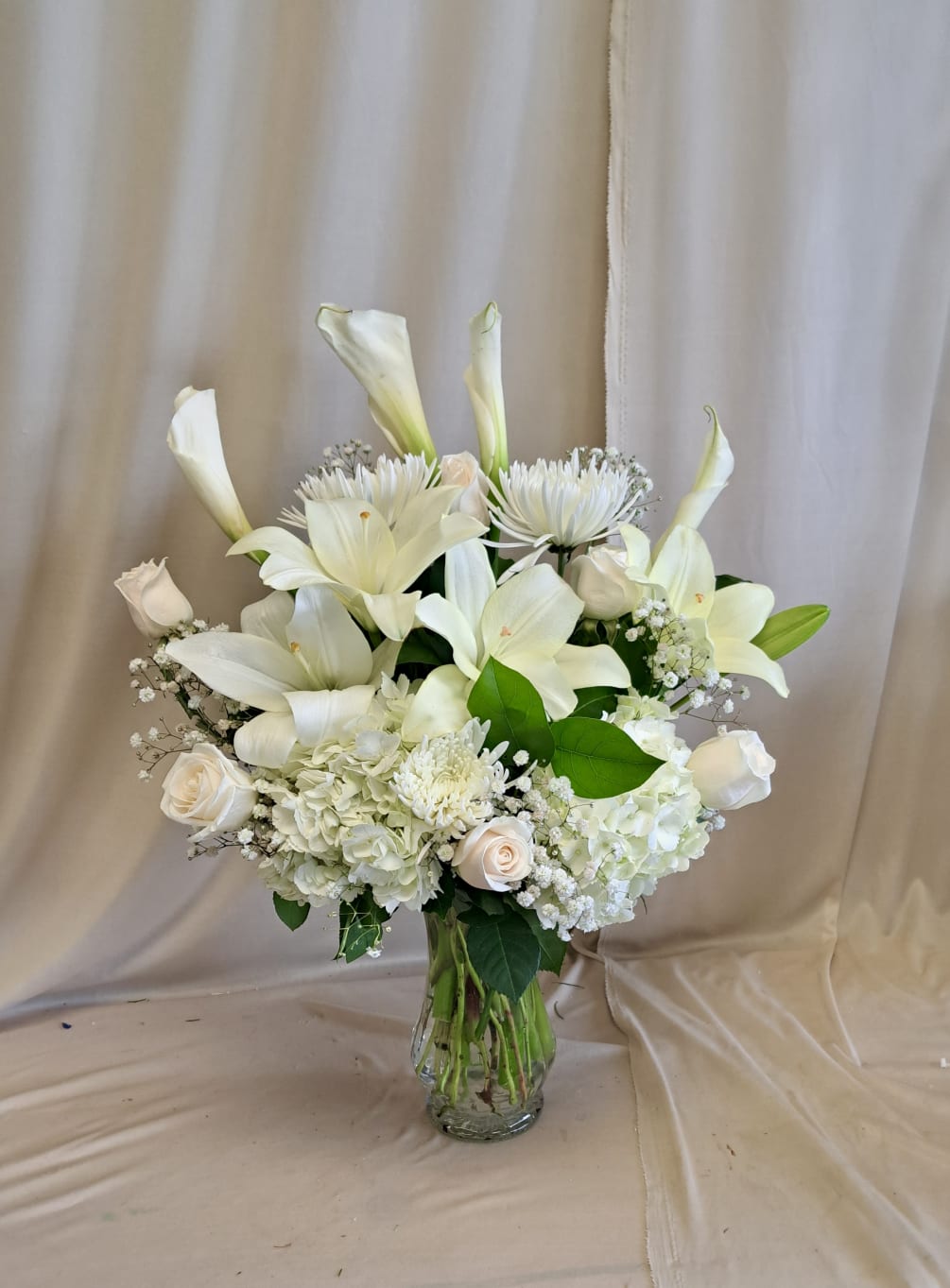 Calla Lilies
Lilies
Hydrangeas 
Roses
Spider
Baby&rsquo;s breath