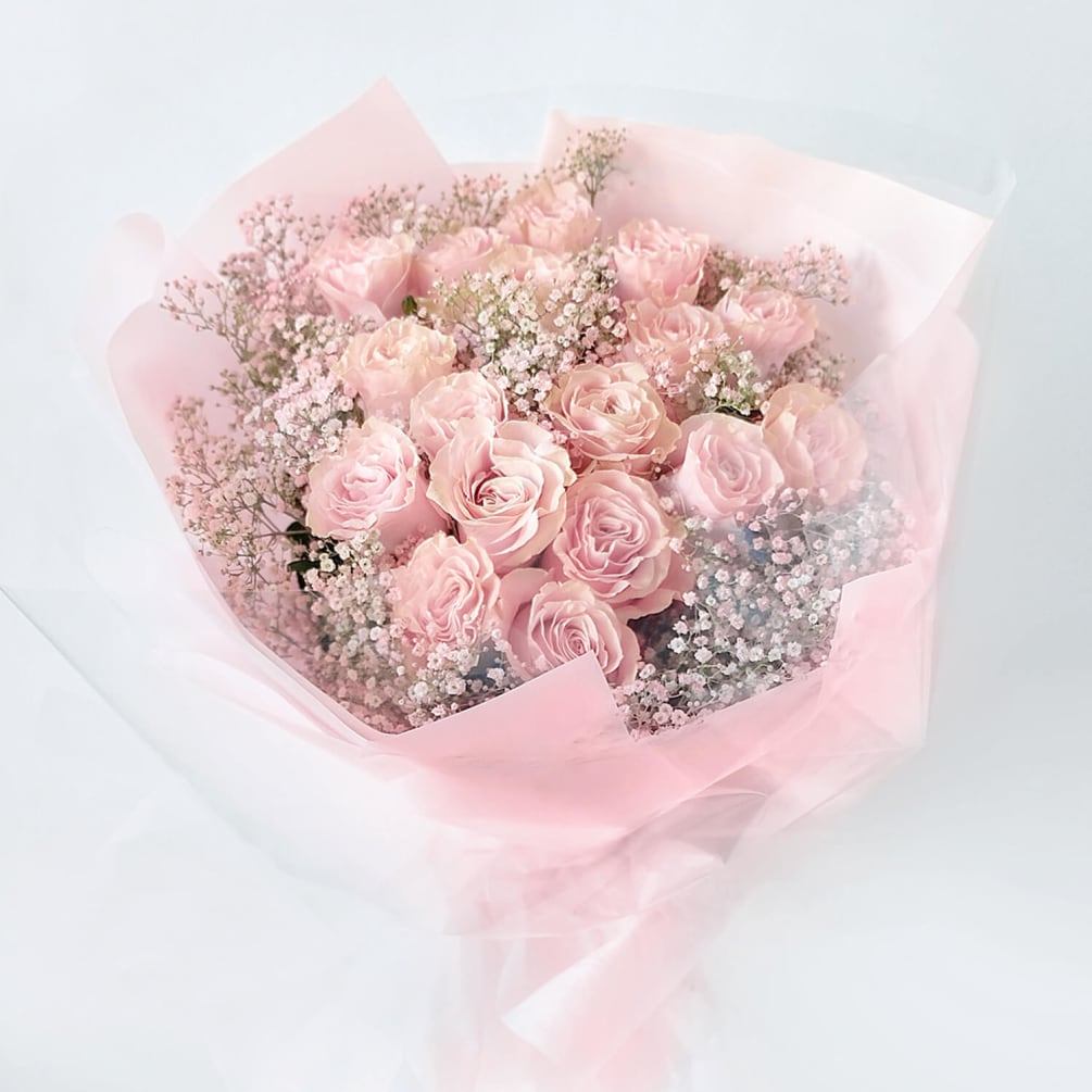light pink roses with baby&#039;s breath .