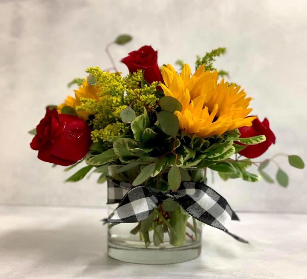 Pretty sunflower and red rose combination

