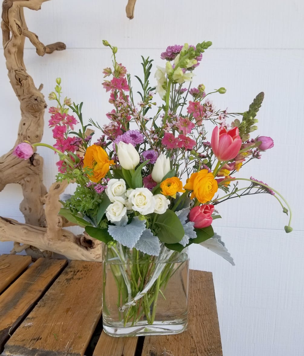 Send bright, happy cheer with these beautiful blooms. 
Assorted colors and flowers