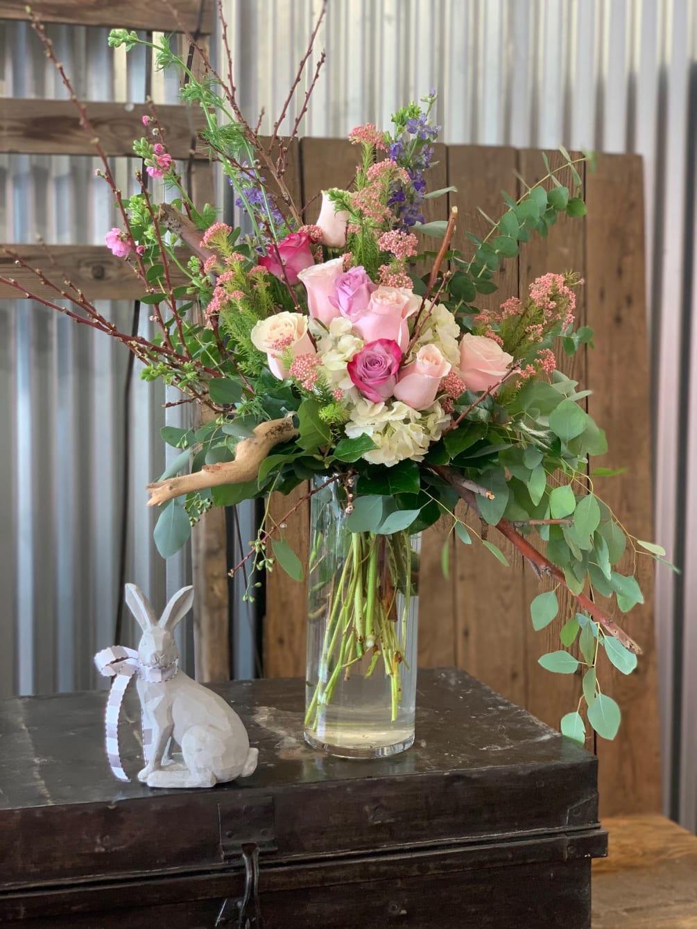 Stunning arrangement made up of spring textures. Perfect for any occasion!

Pictured: [DELUXE]