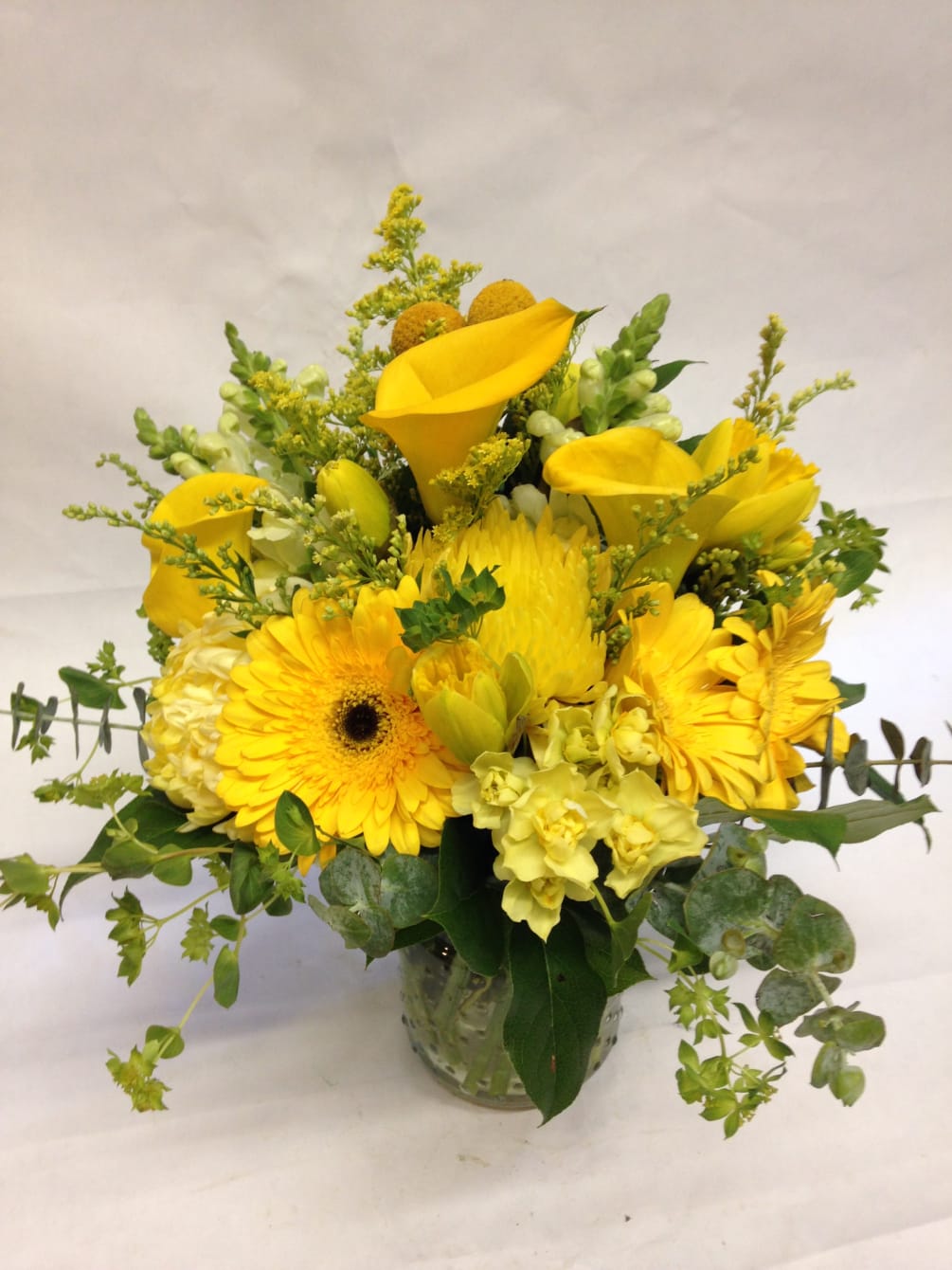Gives someone a burst of brightness! This powerful yellow arrangement features yellow