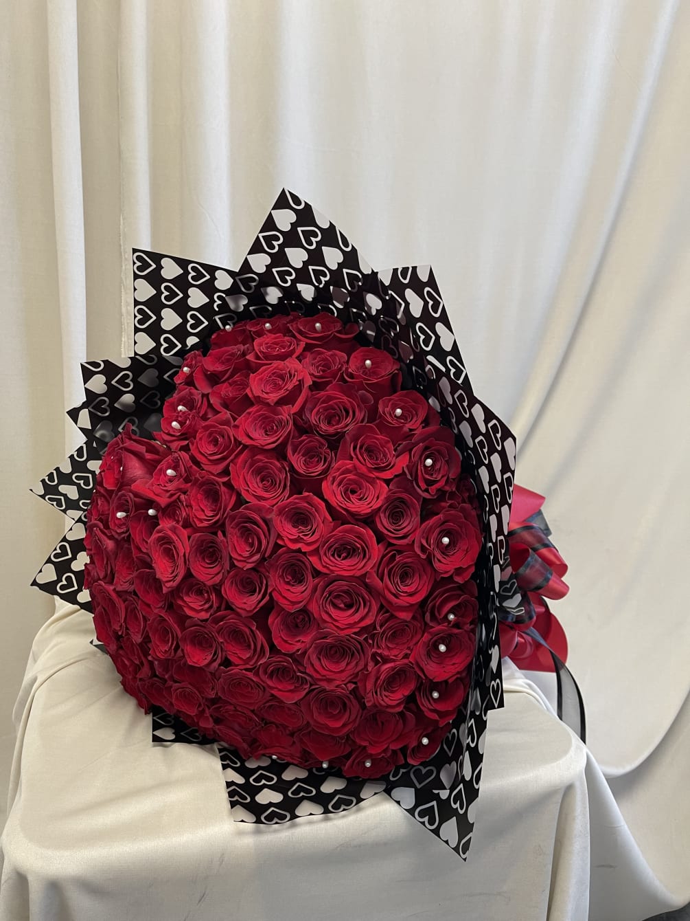 100 Premium red roses in a heart shape with pearl outline
Very fancy