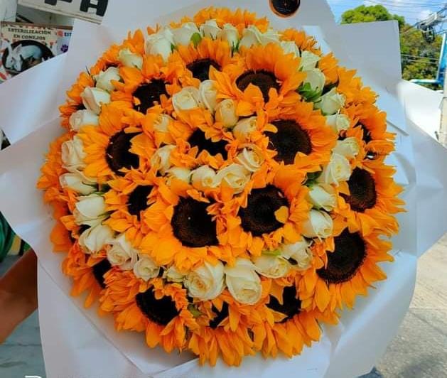 Ramo Buchon De Rosas Con Girasoles by Marely Flowers