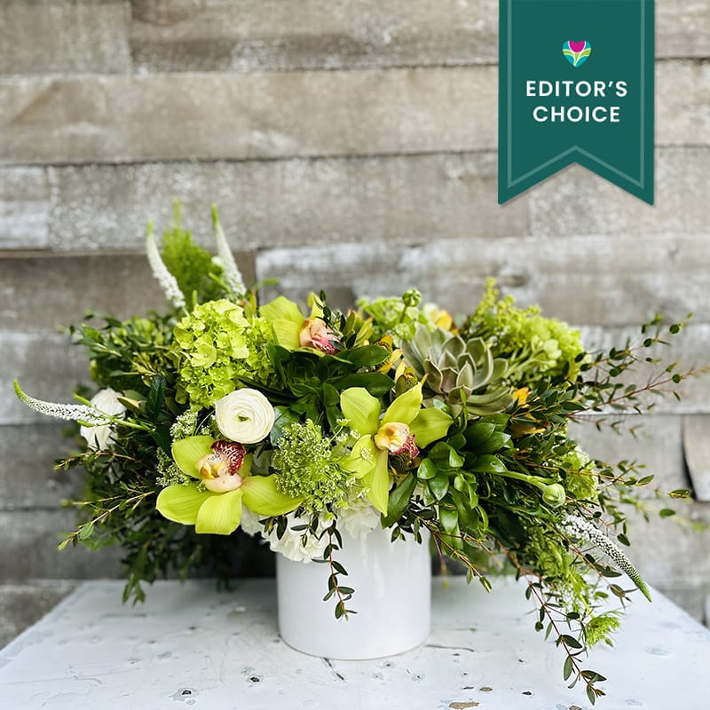 A beautiful natural blend of earthy tones mixed into a gorgeous bouquet