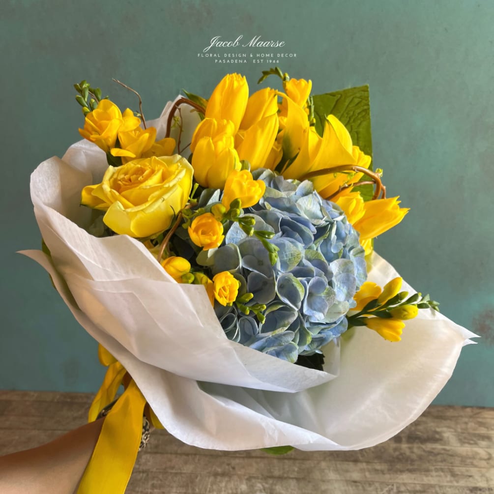 This Presentation bouquet is made with seasonal flowers in yellow and green
