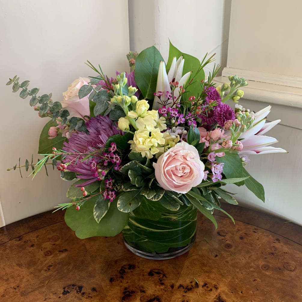 Premium flowers in pastel shades. Roses, lilies, spider mums, button poms, stock
