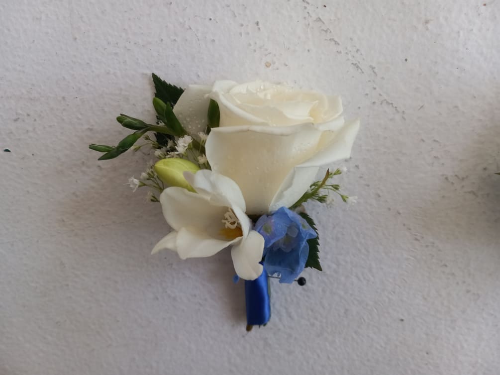 Beautiful boutonnieres for the proms or weddings 