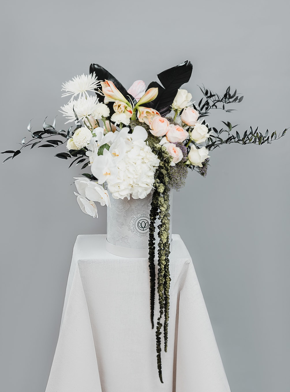 Symphony of black amaranth and white roses, hydrangeas and orchids.
Extra Large box