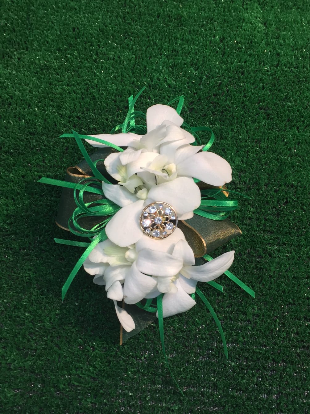 Wrist corsage with Dendrobium orchids and accents. CUSTOMER CAN CHOOSE ANY COLOR.
STANDARD: