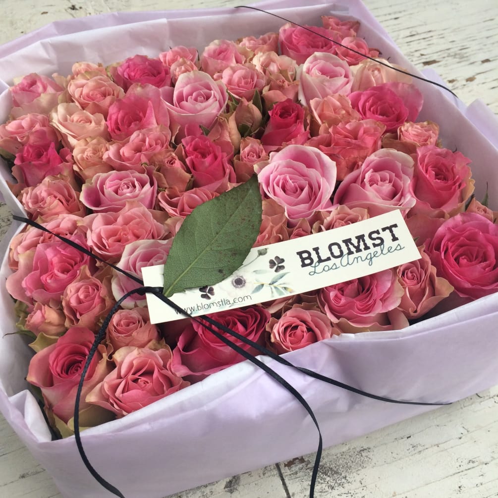 A beautiful signature Blomst rose box packed with pink and light pink