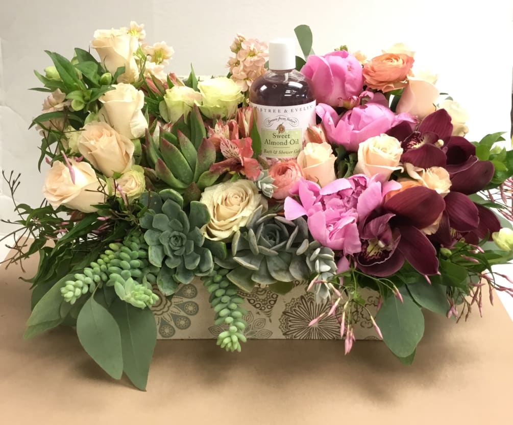 Express appreciation with this elegant gift of flowers and bath products. This