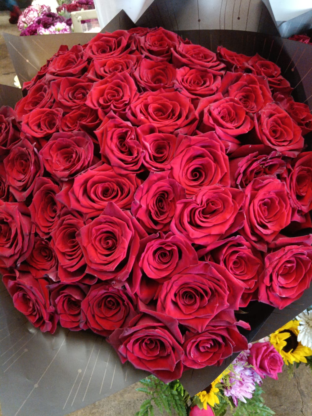 Large bouquet red roses
