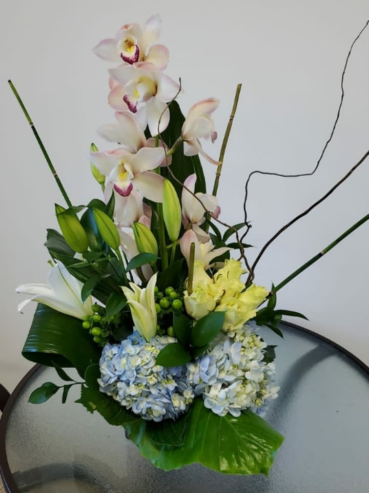 Lilies, hydrangeas and a beautiful orchid 

Request one day in advance
Flowers and