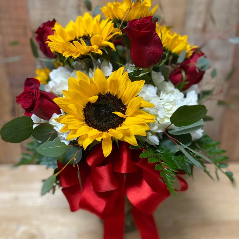 Brighten someone&rsquo;s day with this lovely bouquet of sunflowers roses