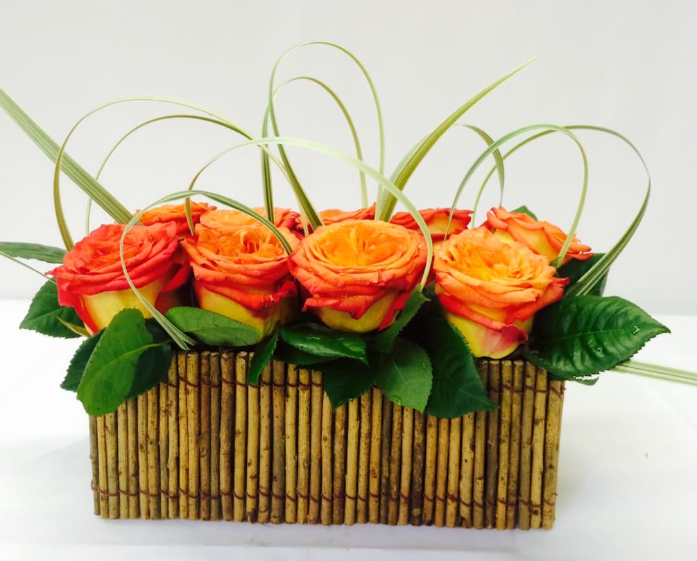 Modern design of two tone roses in bamboo tray.
Can be a different