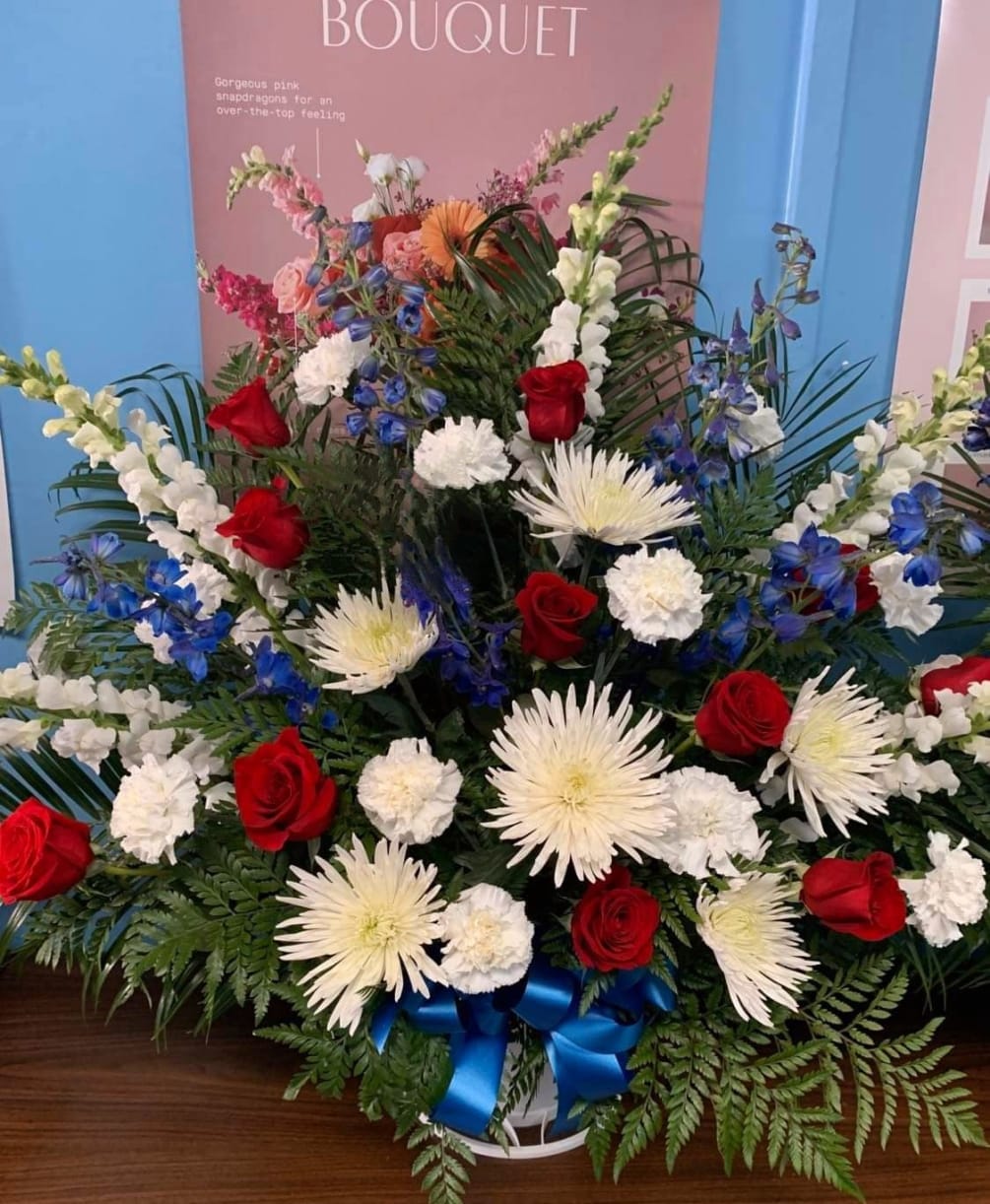 Matches our 
American Tribute - Standing Easel
Roses, snaps, carnations and delphinium, spider
