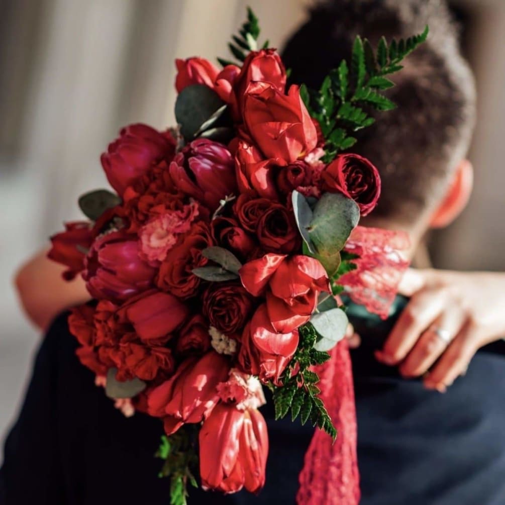 Red bridal bouquet is an amazing way to show your passion for