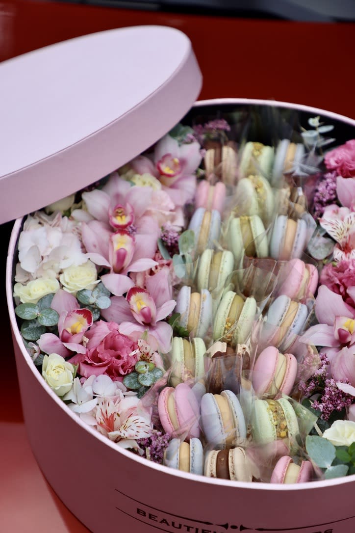 Pink rounded box with flowers and 24 macarons