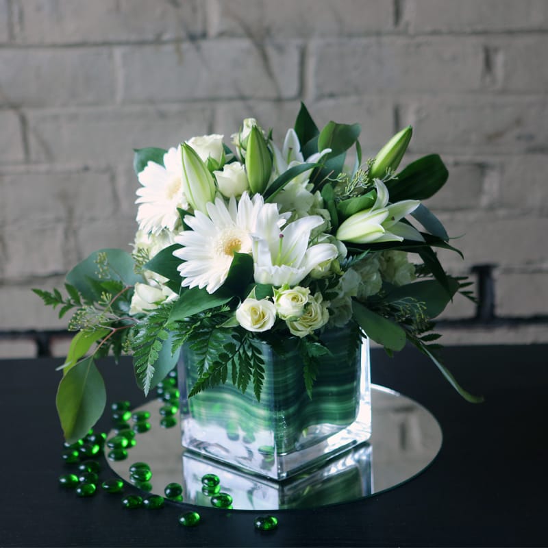 WHITE CASSA BLANKA LILIES DESIGNED IN A TI LEAF LINED CLEAR GLASS