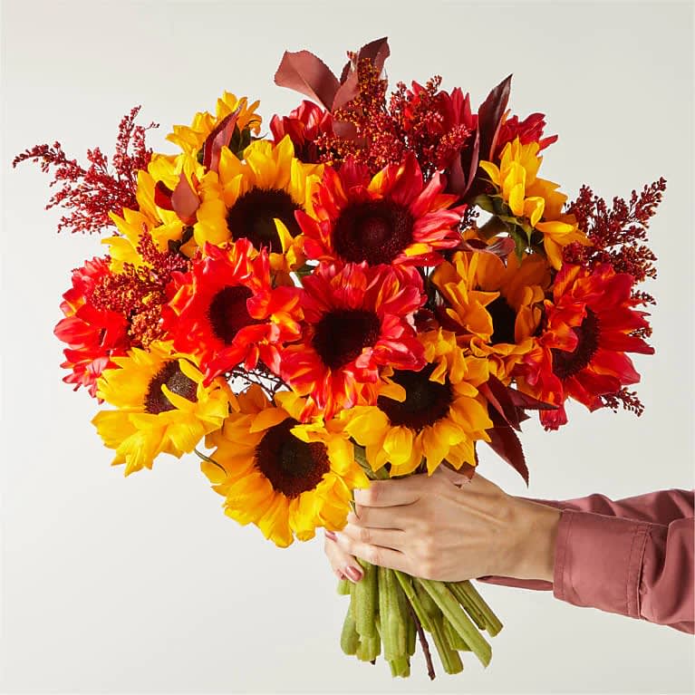 The stunning, fiery shades of a glowing sunset in one stunning bouquet.