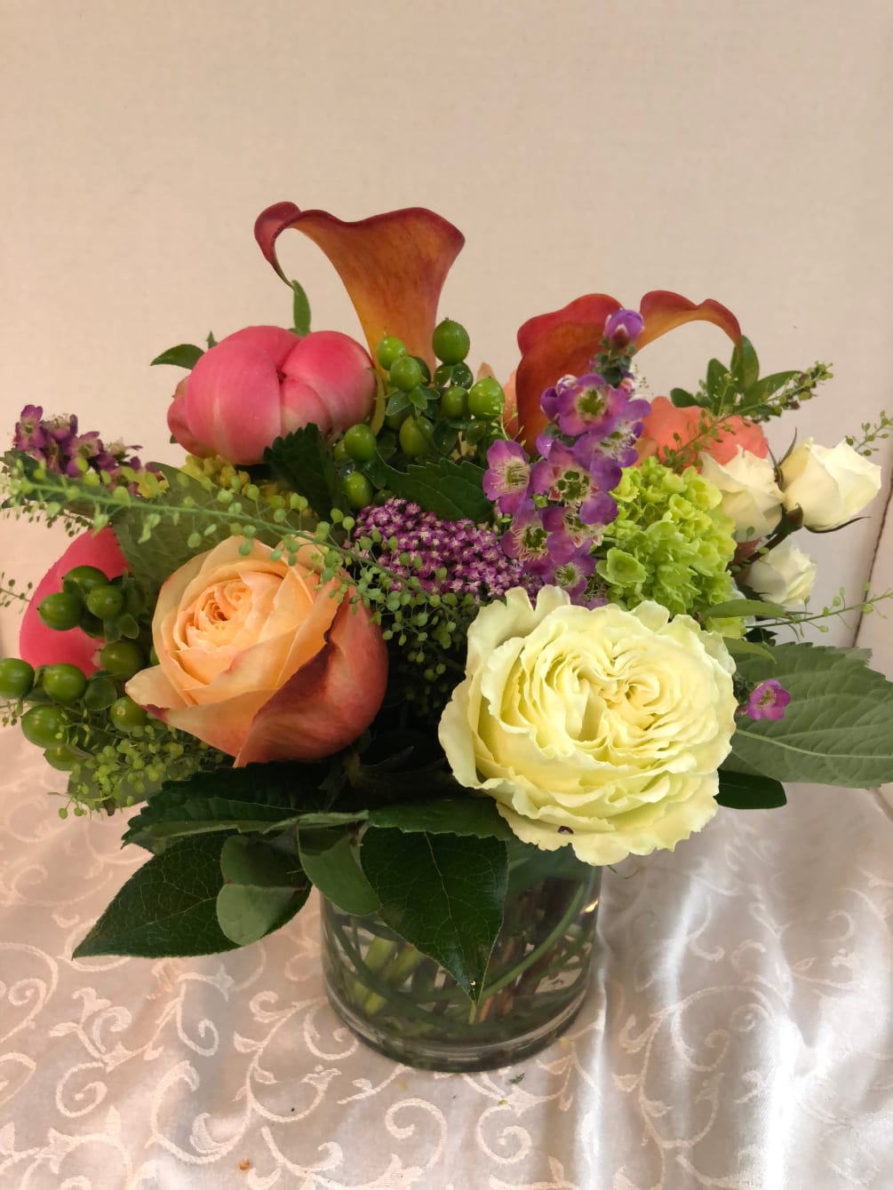 Roses, Peonies(Seasonal), Hydrangea, Calla-Liliy, Hypericum,  Fancy Greens
Seasonal Flowers not available will