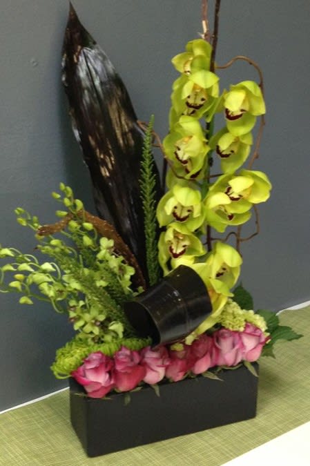 A beautiful detail made with roses and orchids for any occasion. On