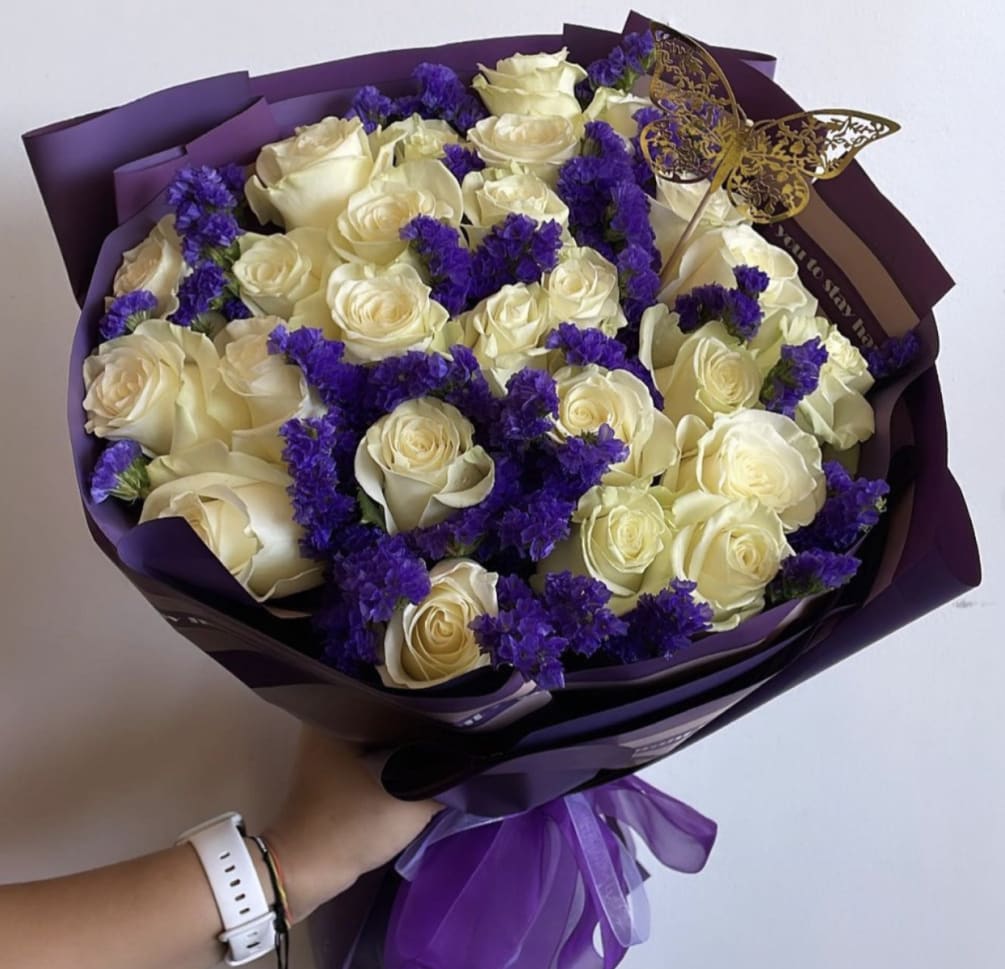 Standard Rio Roses In A Hand Bouquet
COLORS COME IN PINK/LAVENDER/YELLOW/WHITE OR ORANGE.
WE