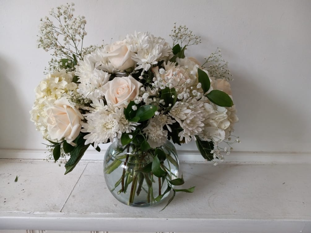 pure white roses, chrysanthemum, daisies and baby&#039;s breath with the touch of