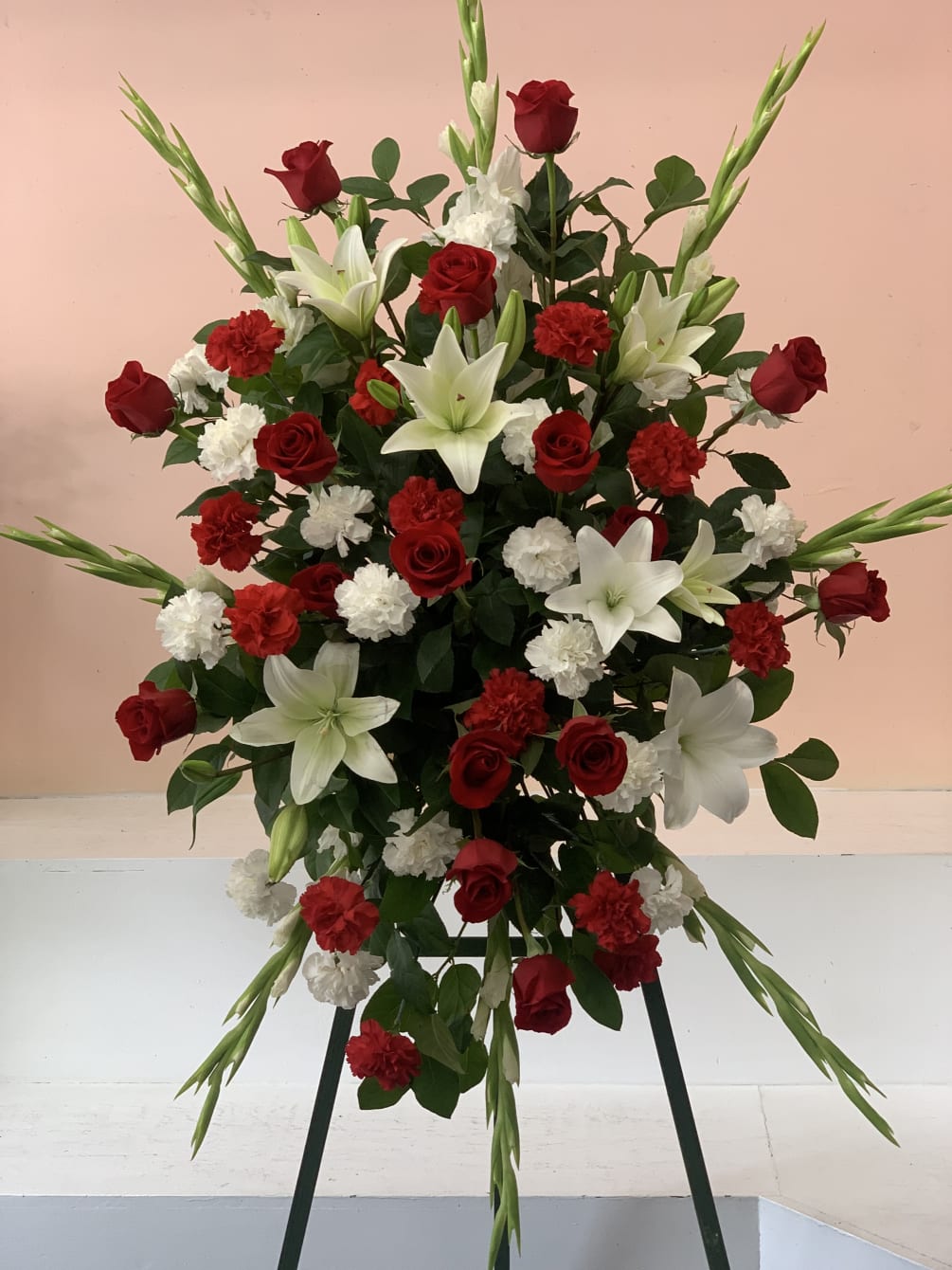 This is a beautiful flower arrangement for funeral service that&rsquo;s sure to