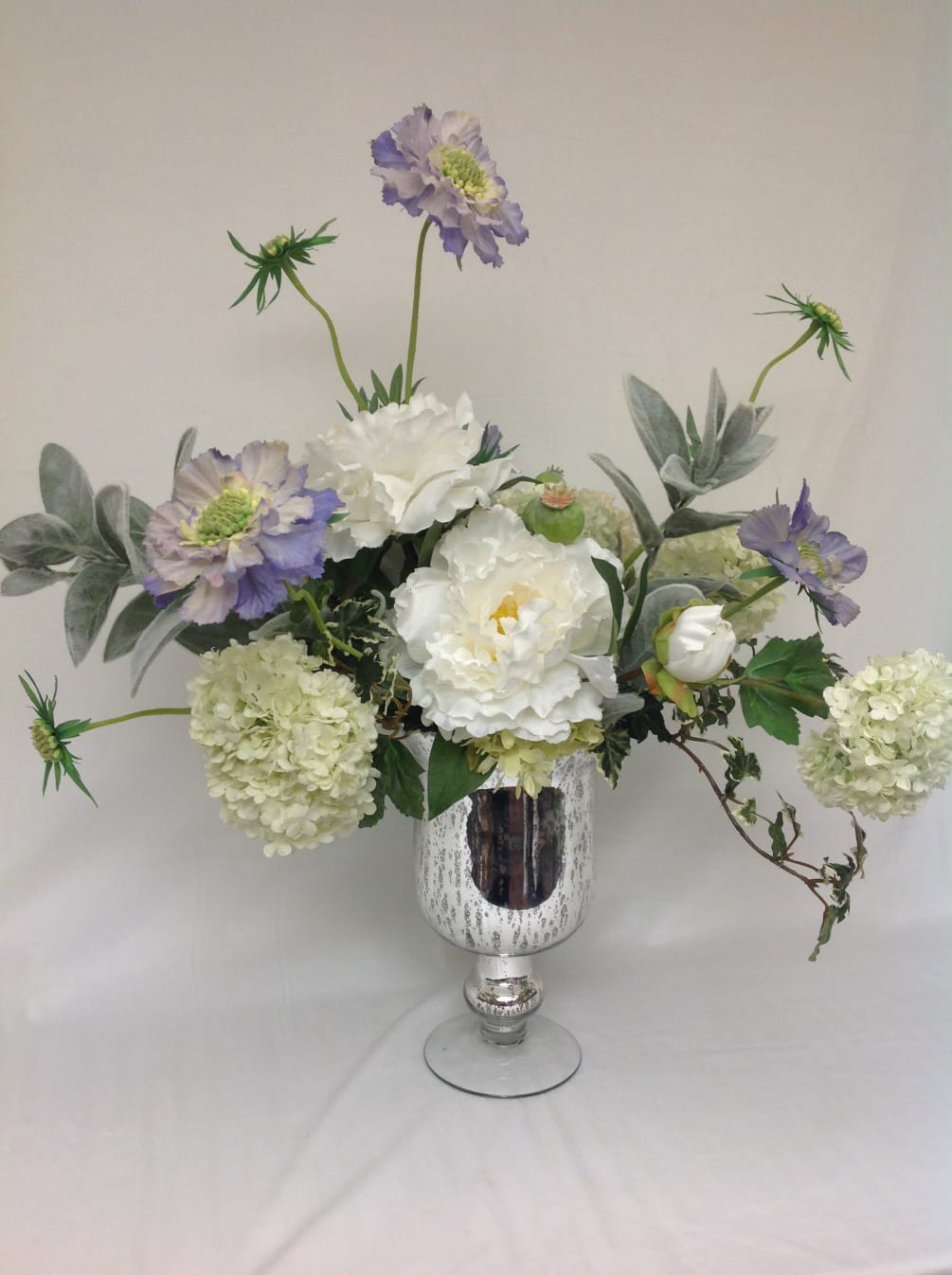 Almost neutral with the perfect lavender accent colors
Beauty everlasting with faux botanicals