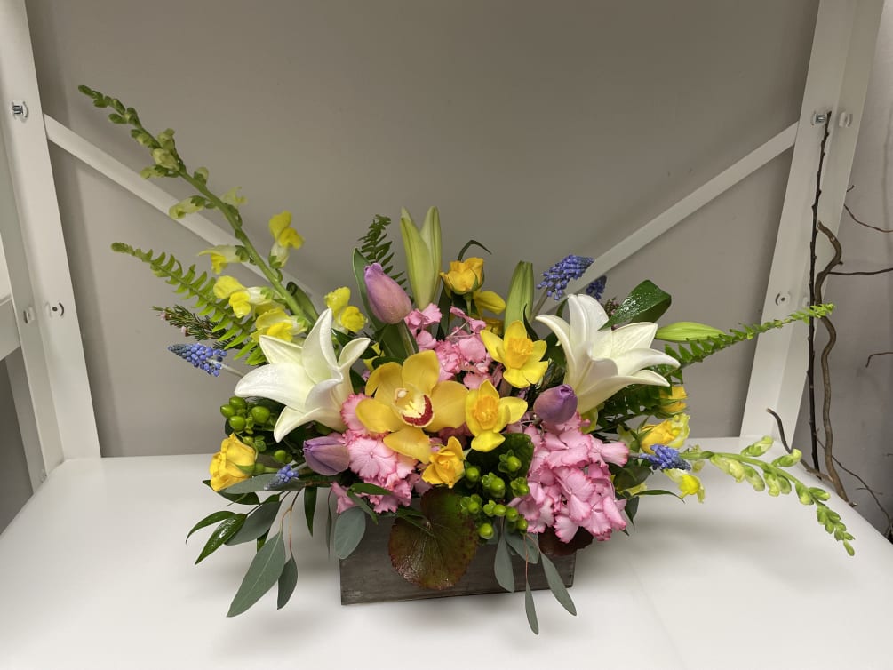 A beautiful combination of pastel toned flowers ideal for any occasion.
Note: The