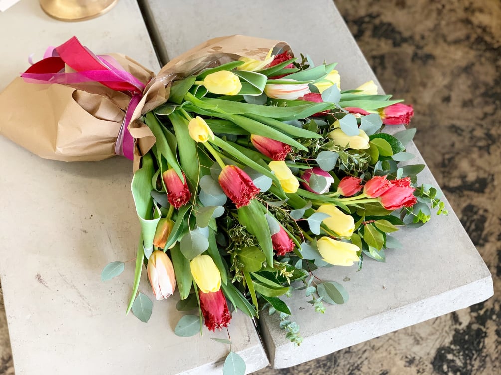 Stunning assorted tulip presentation wrap.to surprise a loved one!

pictured [DELUXE]

