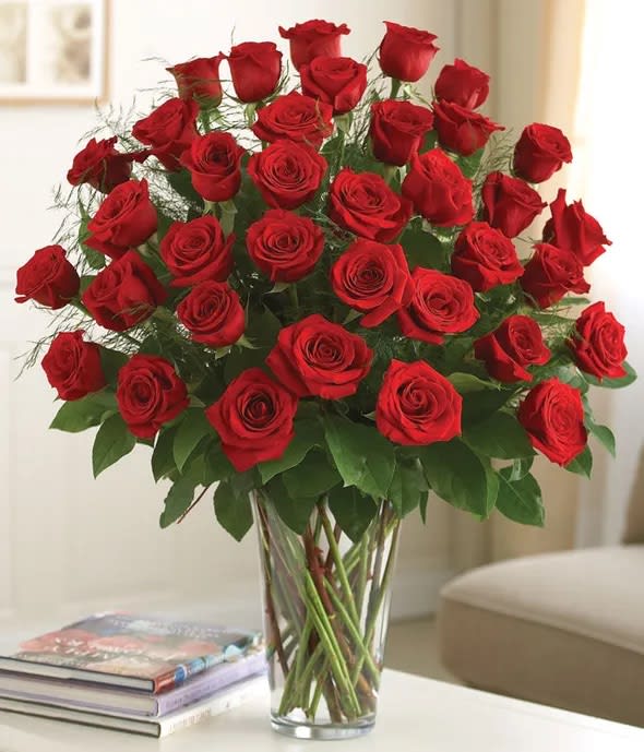 This is the perfect arrangement to say I Love You! 
3dz roses