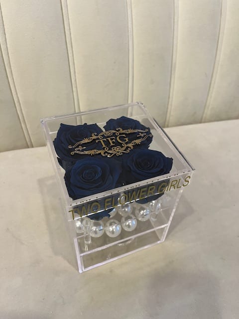 Preserved 4 navy blue roses in acrylic box. Real roses that last