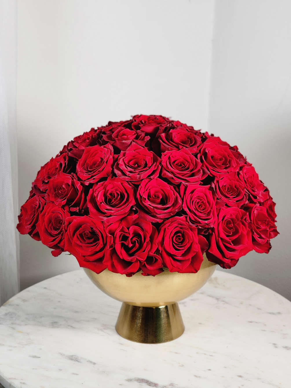 Red roses are recognized queens of the flower world. Passionate and sensual