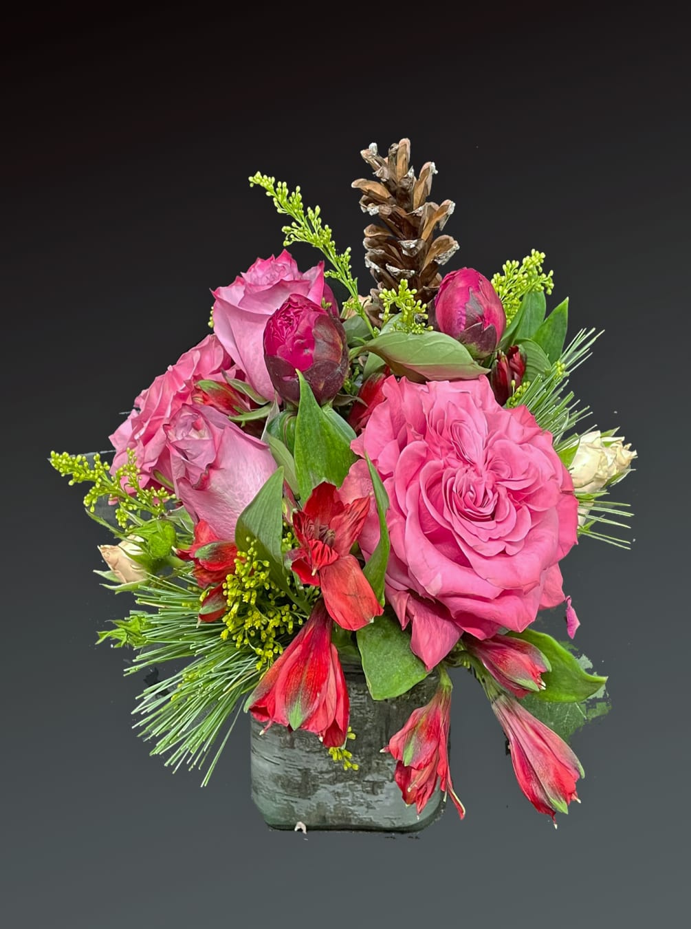 For this special bundle of garden roses we choose the color you