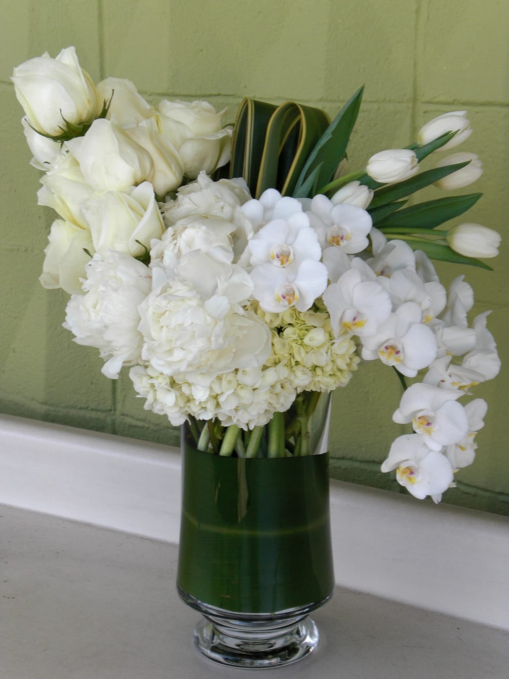 Discover the luminous beauty of Dave&#039;s Flowers&#039; exquisite floral creation &ndash; an