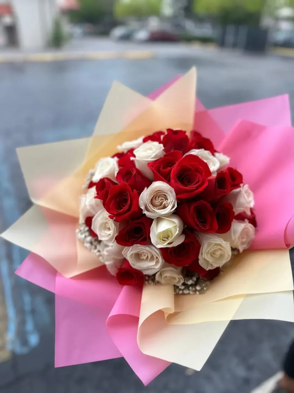 Send this unique wrapped Buchon, get 30 roses standard, get 50 roses