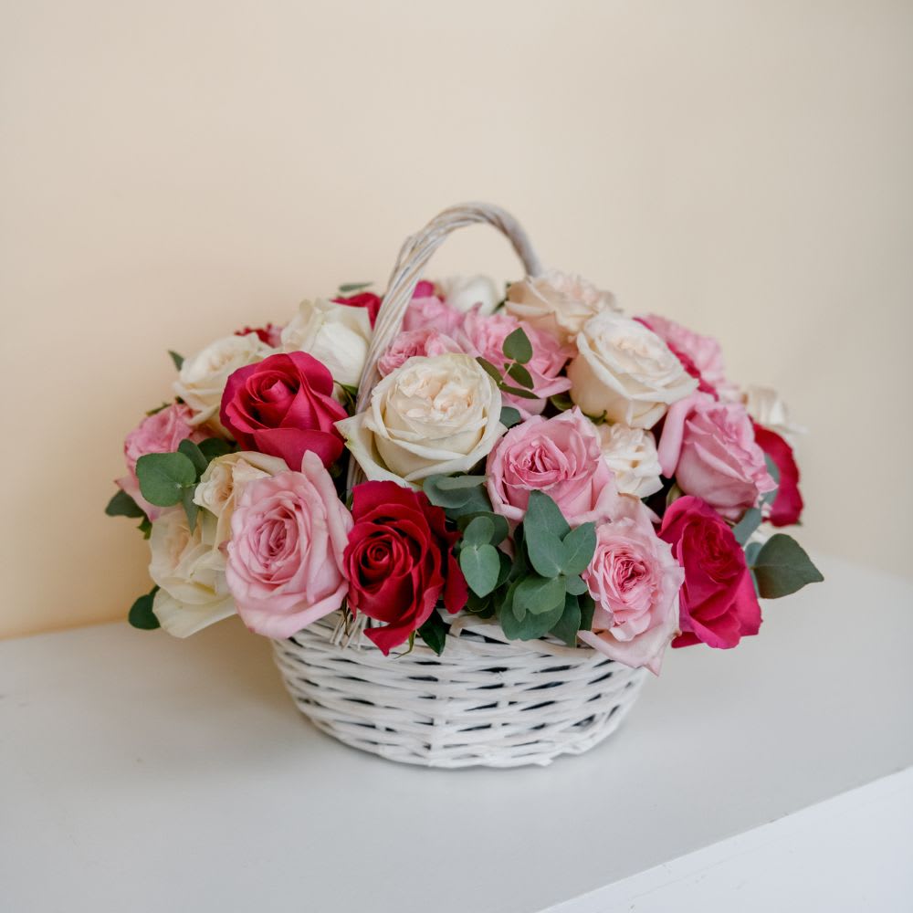 The photo shows a standard size
This bouquet is made with fresh flowers
