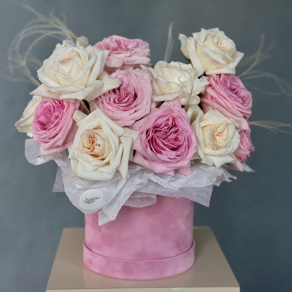 The photo shows a standard size 
Our roses in a hatbox are