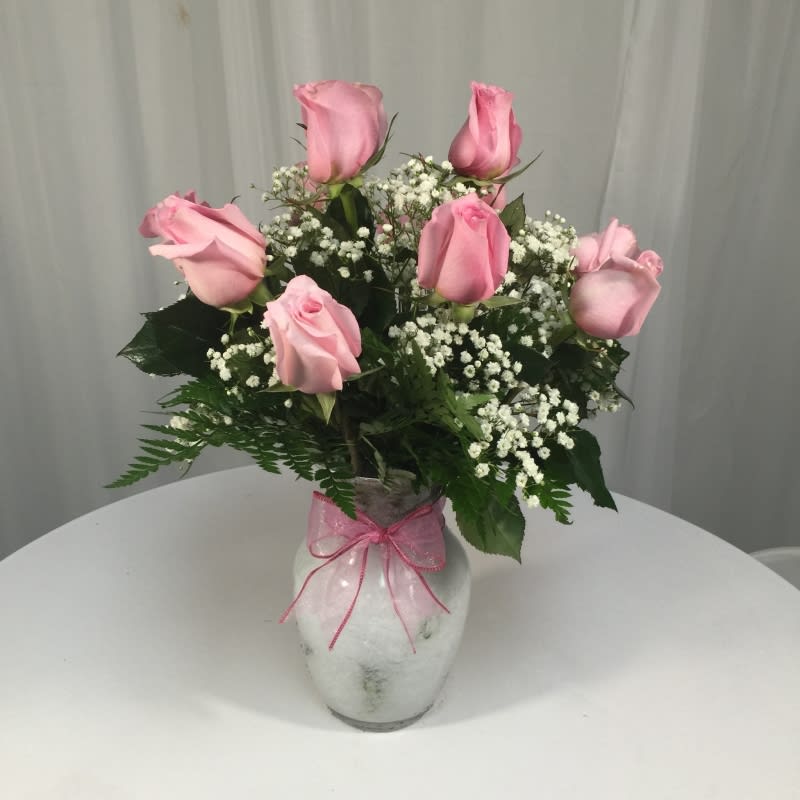 A gorgeous arrangement of a dozen pink roses! Product ID: dozenpink
