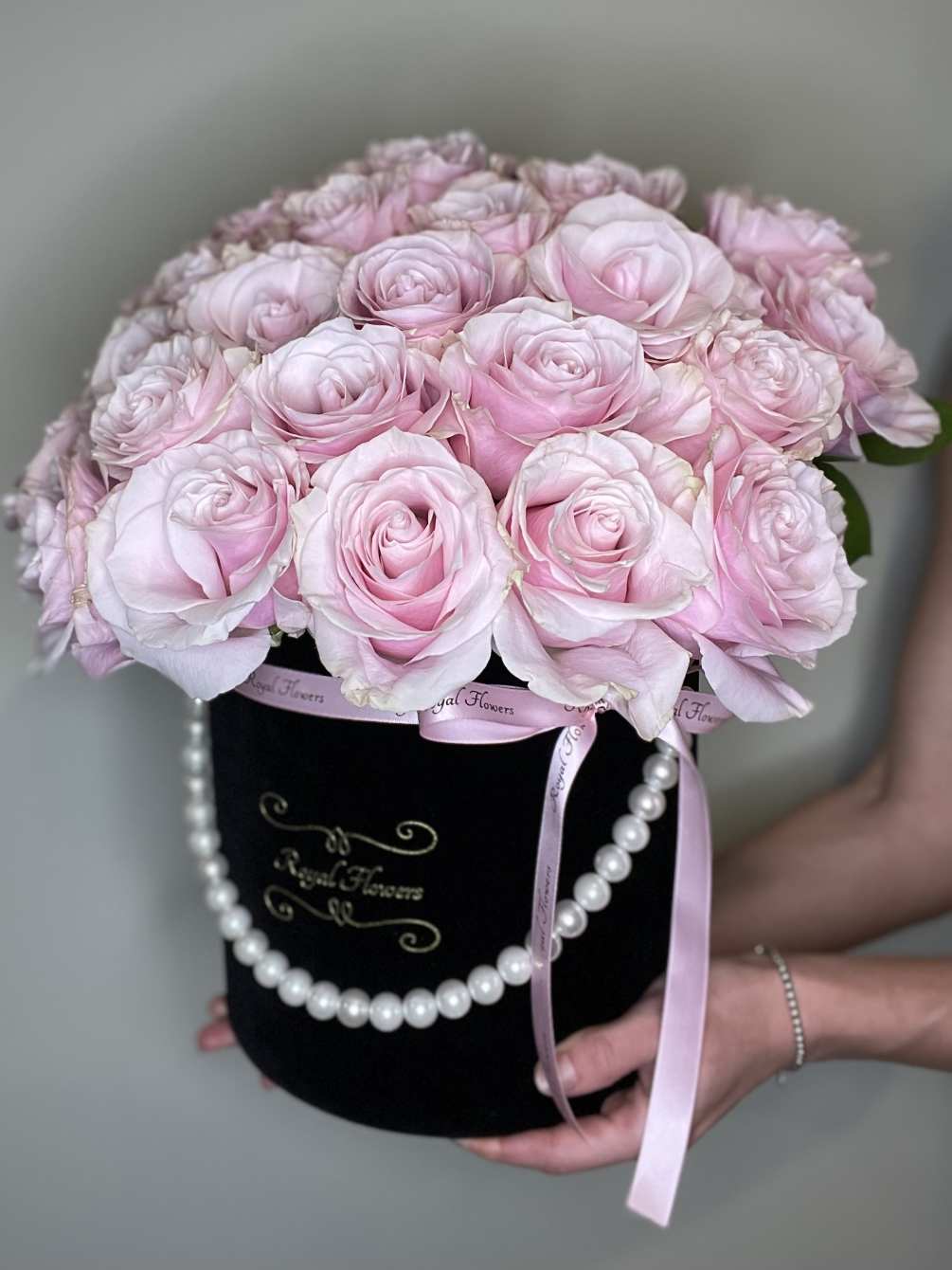 2 dozens roses in a signature velvet box with a pearl handle.