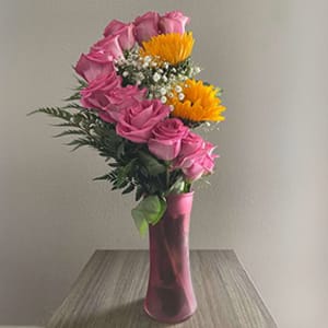  A stunning floral arrangement of long stem pink roses, sunflowers, baby&rsquo;s