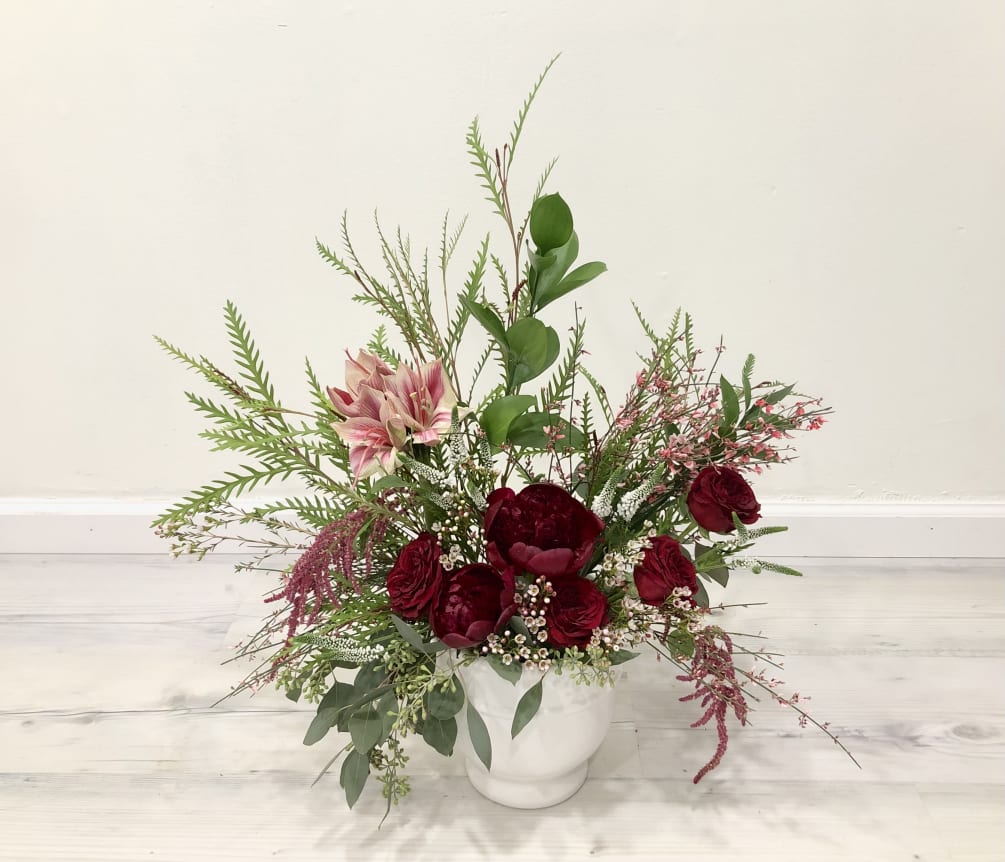 A winter holiday arrangement that reflects the colors of snow and a