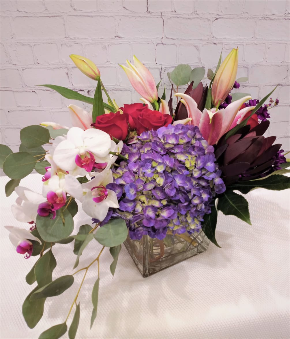 A real eyecatcher of exquisite flower varieties, texture and color. 
clear glass