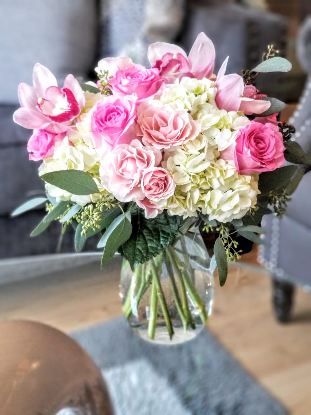 A soft tone bouquet that speaks elegance all over. 