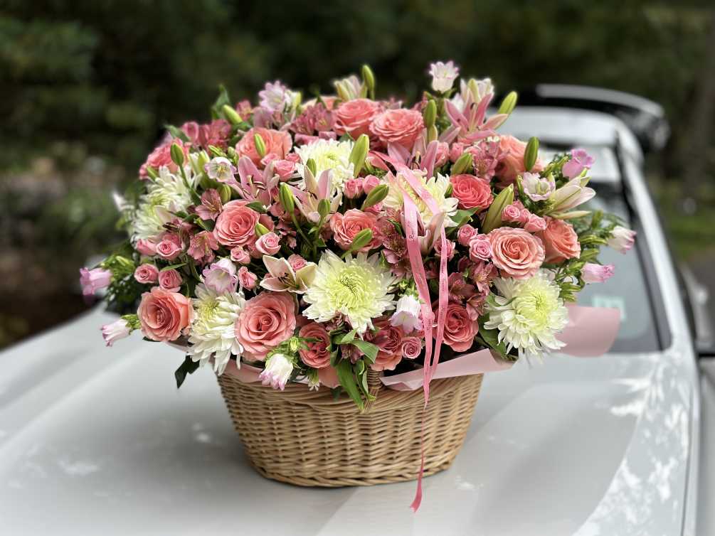 This basket will touch anyone&#039;s heart! This XXL arrangement consists of roses